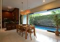 Bersebelahan dengan Kolam Renang, Dapur dan Ruang Makan ini Adem Banget!