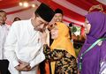 Jokowi Dipeluk dan Dibisiki Oleh Seorang Nenek, Ini yang Dikatakannya
