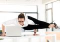 4 Olahraga Sederhana yang Bisa Anda Lakukan di Kantor, Mau Coba?