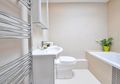 Anak Tak Mau ke Kamar Mandi Sendiri? Begini Cara Mengenalkannya