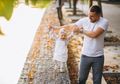 Ini Cara Sederhana Agar Anak 9-15 Bulan Lancar Berjalan, Catat Moms