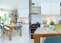 Inspirasi Dapur Mungil di Ruang Tengah, Tetap Cantik dan Terasa Lapang