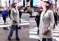 Tampil Modis dengan Rain Coat Transparasn Ala Jessica Iskandar