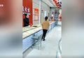 Karyawan Mencelat saat Mengetahui Kalung Perhiasan di Toko Dibawa Lari Pembeli sebelum Dibayar, Endingnya Bikin Netizen Tak Kuasa Menahan Tawa!