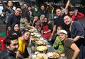 Rombongan Artis ini Habiskan Rp 7,9 Juta Cuma Buat Makan Nasi Uduk di Pinggri Jalan!