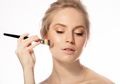 Beauty Hacks! Begini Cara Membuat Foundation Tak Oksidasi Berlebih