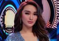 Biasa Tampil Glamor, Gaya Sederhana Zaskia Gotik saat Naik Ojek Online Tuai Pujian Netizen