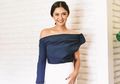 Gaya Seksi Nana Mirdad dengan Outfit Off Shoulder yang Memikat