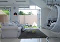 Berlimpah Udara dan Cahaya, Intip Desain Ruang Keluarga yang Bersebelahan dengan Taman Belakang Ini