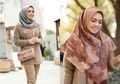 Inspirasi Tampil Modis dan Elegan dengan Hijab Segi Empat Bermotif dari Buttonscarves