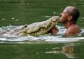 Terlalu Banyak Menghabiskan Waktu dengan Buaya Kesayangan, Pria Ini Diceraikan Istrinya yang 'Cemburu'
