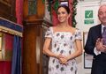 Gunakan Baju Motif Bunga, Meghan Markle Pamer Perut Buncit Saat Kunjungi Panti Jompo