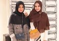 Gaya Fashion Hijab Zaskia Sungkar vs Shireen Sungkar dengan Rok Motif Kotak-kotak Kembar