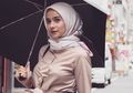 Deretan Gaya Fashion Hijab ala Sonya Fatmala yang Santun dan Anggun