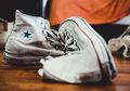Sepatu Jadi Bau Karena Malas Pakai Kaos Kaki? Ini Cara Mengatasinya!