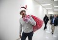 Demi Hibur Anak-anak di Rumah Sakit, Obama Rela Jadi Sinterklas
