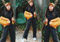 Tampil Stylish di Musim Hujan dengan Paduan Busana Turtleneck ala Amanda Rawles