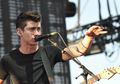 Cara Menata Gaya Rambut Rockabilly Quiff Kayak Alex Turner