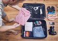 Bukan Dilipat tapi Digulung, Nih 6 Tips Biar Koper Lo Nggak Overload