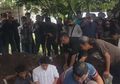 Ifan Seventeen Turun ke Liang Lahat Antarkan Jasad Istrinya ke Pembaringan Terakhir