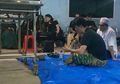 Dengan Wajah Sembab dan Ratapan Sedih, Ifan Seventeen Tak Henti-Hentinya Mengelus dan Memeluk Peti Jenazah Istrinya