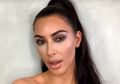 Begini Tips Makeup Kim Kardashian Saat Liburan Bersama Anak-anaknya
