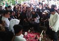 Berusaha Relakan Kepergian Dylan Sahara, Ifan Seventeen Usap Batu Nisan Sang Istri Sembari Pamitan