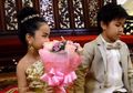 Bocah Kembar Sedarah Dinikahkan Oleh Orangtuanya Sendiri dalam Upacara Adat Mewah, Sebagai Tolak Bala?