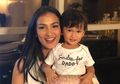 Lincah dan Mirip Boneka, Anak Atiqah Hasiholan Sudah Diajari Buat Makanan Tradisional, Padahal Baru 1 Tahun!