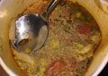 Liburan Natal Hancur ketika Pria Ini Tak Sengaja Makan Kecoak di Sup Tom Yam