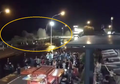 Gelombang Tinggi Terjang Kawasan Megamas Manado, Warga dengan Santai Menontonnya
