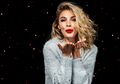Diundang Pesta Tahun Baru? Begini Cara agar Makeup Tahan Lama dan Terlihat Cetar