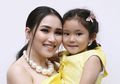 Berlenggak-lenggok Bak Model Profesional, Aksi 'Catwalk' Anak Ayu Ting Ting Banjir Pujian!