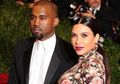 Rayakan Natal, Kanye West Beri Hadiah Apartemen Senilai 275 M untuk Kim Kardashian