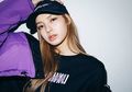 Tiru Gaya Sporty Lisa BLACKPINK dengan Kemeja Oversized Kotak-Kotak