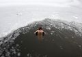 Tradisi Berenang di Air Es, Cara Warga Eropa Menyambut Tahun Baru