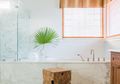 7 Inspirasi Desain Bathub Marmer, Bikin Kamar Mandi Serasa Spa Mewah