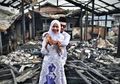 Seserahan dan Dekorasi Hangus Dua Hari Jelang Pernikahan, Sambil Tersenyum Pasangan Ini Malah Lakukan Hal Tak Biasa di Puing Rumahnya!