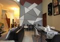 Cuma Pakai Lakban, Begini Cara Hadirkan Motif Geometris di Dinding