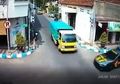 Mirip Film Action! Truk Ini Tabrak Mobil Polisi yang Kawal Tahanan