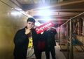 Cowok Ini Curi Papan Nama Toko Supreme, Lalu Bikin Video Klip