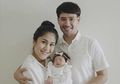 Tarra Budiman Mandikan dan Ganti Popok Anaknya, Psikolog Sebut Dads Harus Tahu Manfaatnya untuk Si Kecil!