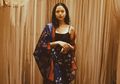 Mengintip Deretan Gaya Kece Putri Marino Saat Gendong Anak
