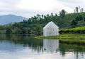 Paviliun Modular di Kebun Teh Vietnam Terbuat dari 2.000 Komponen Kayu Silang