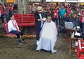 Tak Ragu, Presiden Jokowi Ikut Pangkas Rambut dalam Acara Cukur Massal di Garut