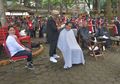 Ikut Cukur Rambut Massal di Garut, Jokowi: Modelnya Mohawk!