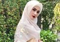 Mewahnya Dress Glamor Bertabur Manik Bebatuan Payet Mulan Jameela, Cantik Banget!