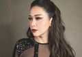 Berbalut Gaun Hitam Transparan, Maia Estianty Panen Pujian Berpenampilan Seksi!