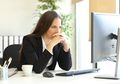 Jangan Cuek! 5 Gejala Ini Bisa Jadi Tanda Posisi Kita Sedang Terancam di Kantor