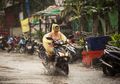Motoran di Musim Hujan? Bawa Selalu Perlengkapan Ini Supaya Aman!